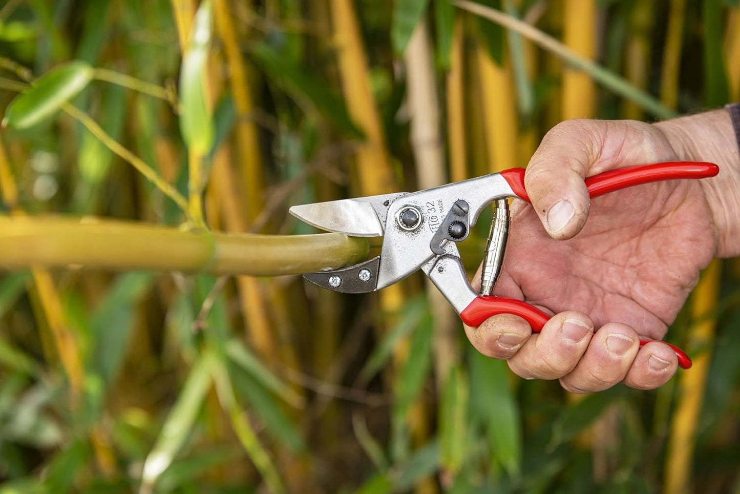 Felco F32 Pruning Shears – 8.3" Garden Clippers with Anvil Blade for Woody Stems | Hand Pruners for Gardening | Garden Tool Cutter with Forged Aluminum Handle, Rubber Grip, Precision Swiss Performance
