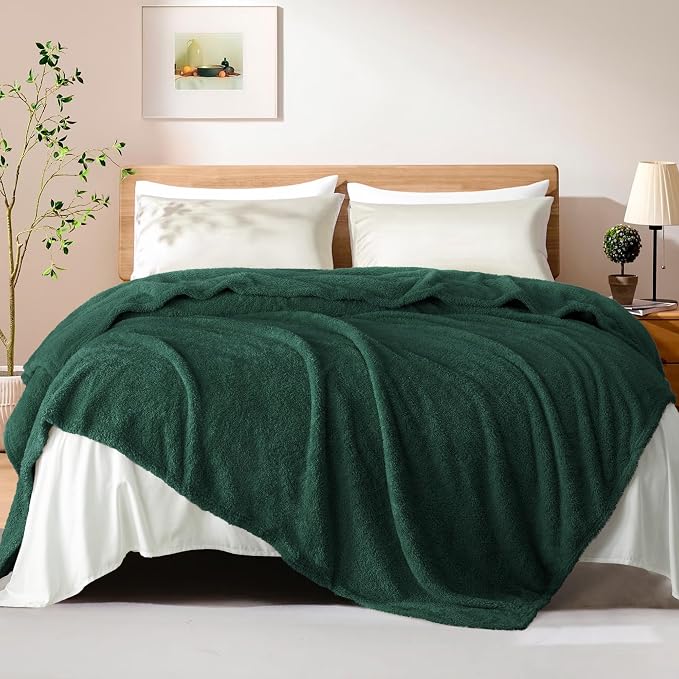 Exclusivo Mezcla Fleece Twin Size Bed Blanket, Ultra Soft, Lightweight and Fuzzy Forest Green Blanket for Women, Home Decor, 60x80 Inches