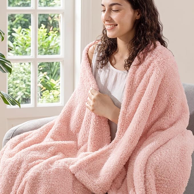 Exclusivo Mezcla Fleece King Size Bed Blanket, Ultra Soft, Lightweight and Fuzzy Light Pink Blanket for Women, Home Decor, 90x104 Inches